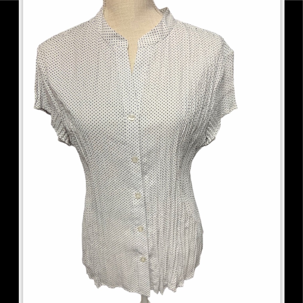 East 5th lightweight white shirt sleeve top‎ with navy blue polka dots.